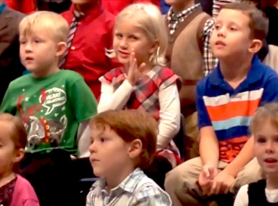  Menina de 5 anos conquista a Internet por cantar em linguagem gestual [com vídeo]