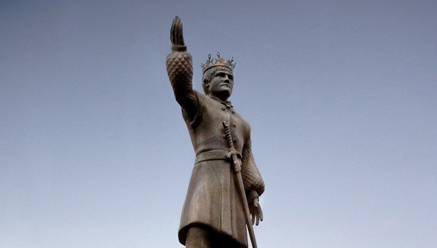  Fãs poderão destruir estátua de Joffrey de «Game of Thrones» através do Twitter