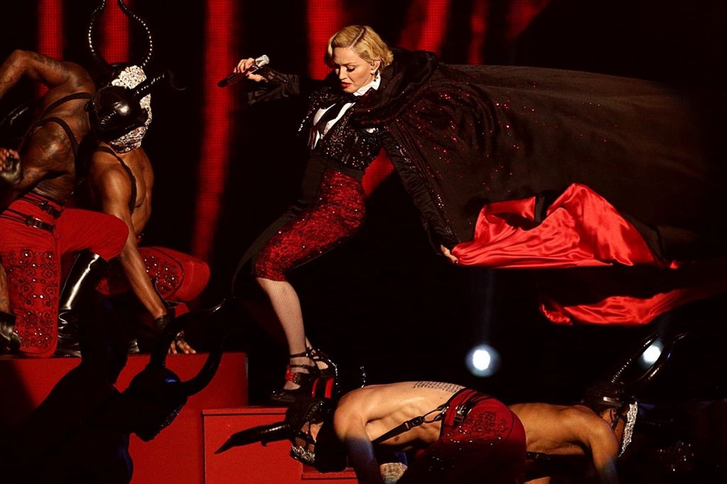  Madonna caiu durante a sua performance nos «Brit Awards 2015» (com vídeo)