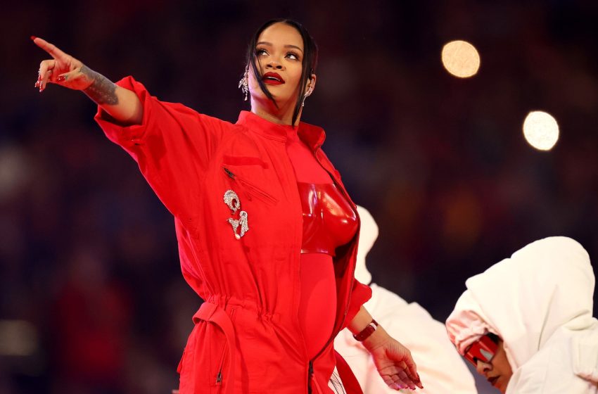  Veja a atuação de Rihanna no Super Bowl Halftime Show 2023